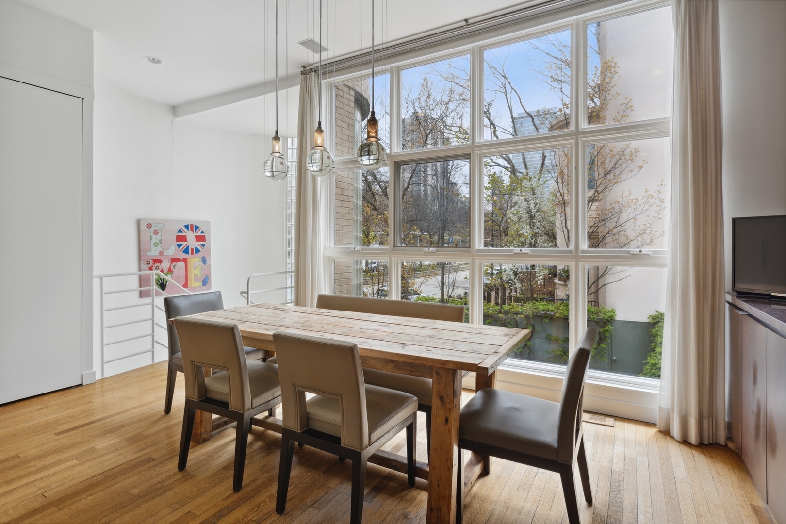 141 W SCHILLER Street