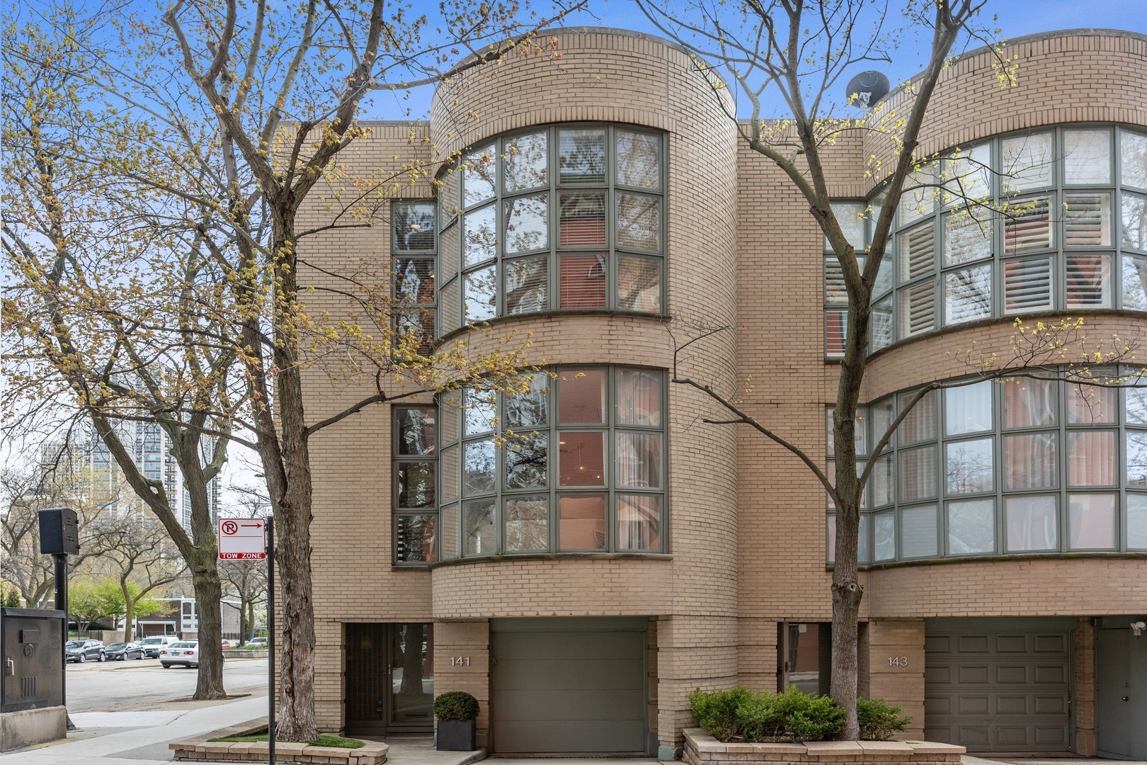 141 W SCHILLER Street