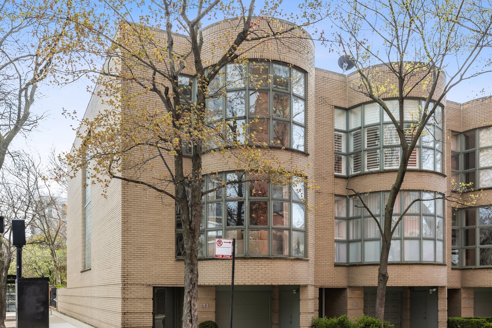 141 W SCHILLER Street