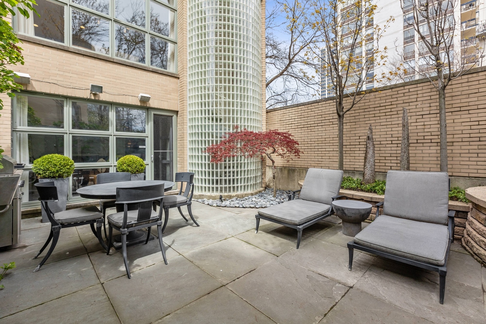 141 W SCHILLER Street