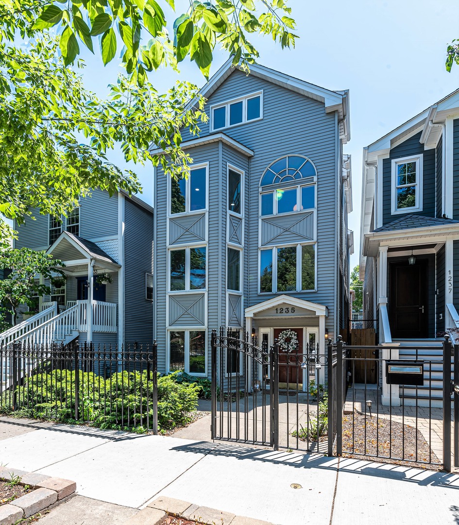 1235 W Barry Avenue Unit: 2