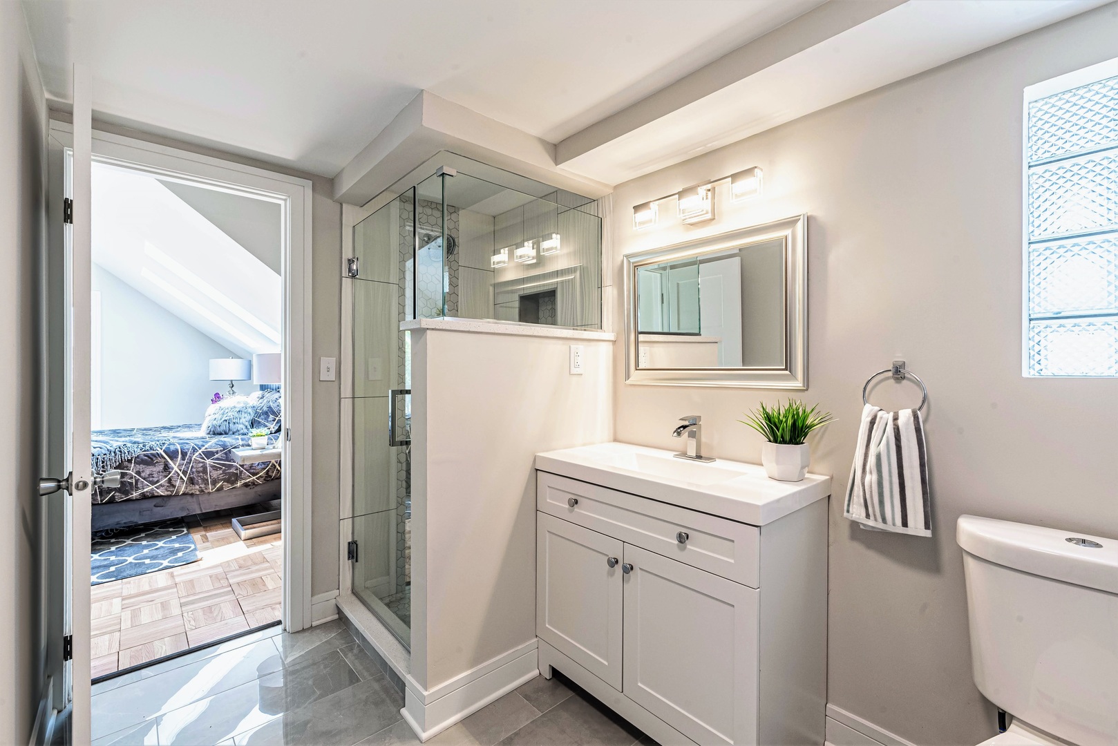 1235 W Barry Avenue Unit: 2