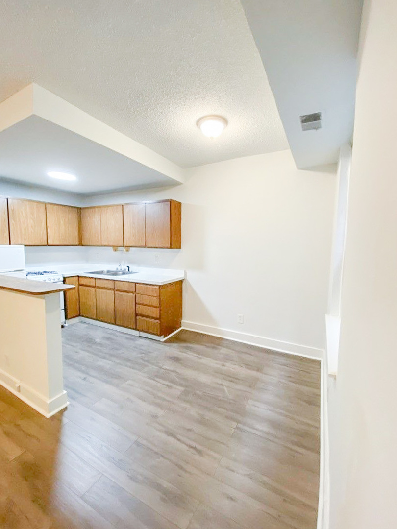 3727 N Pine Grove Avenue Unit: 101