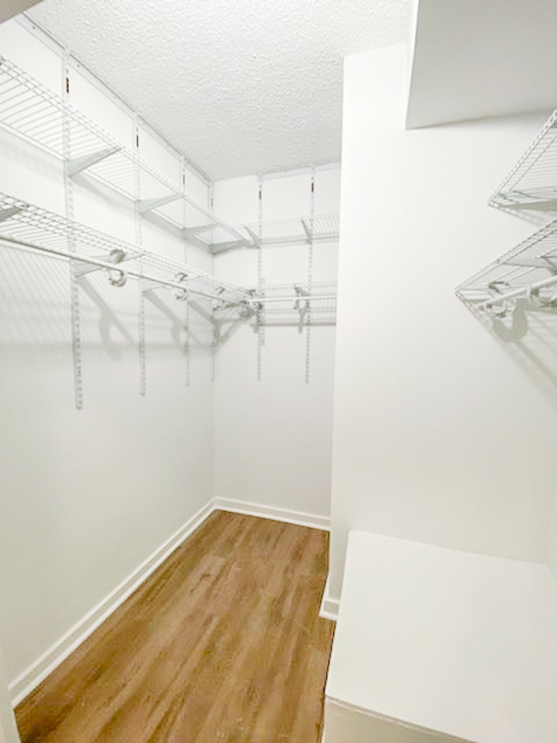 3727 N Pine Grove Avenue Unit: 101