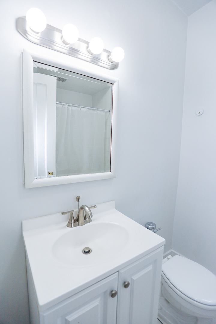3727 N Pine Grove Avenue Unit: 101