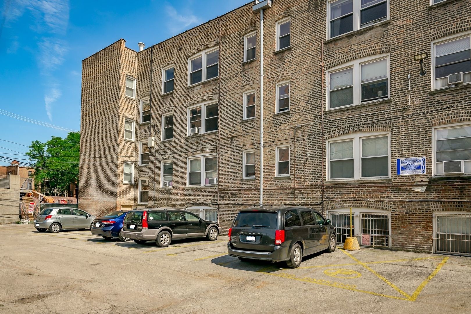 3727 N Pine Grove Avenue Unit: 101