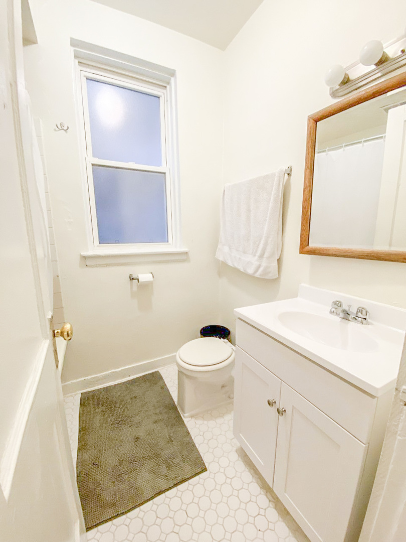 3727 N Pine Grove Avenue Unit: 101