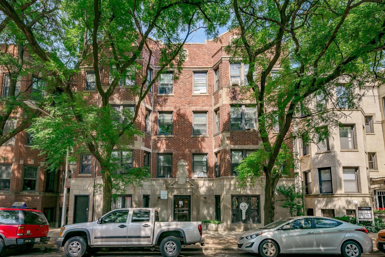 3727 N Pine Grove Avenue Unit: 101