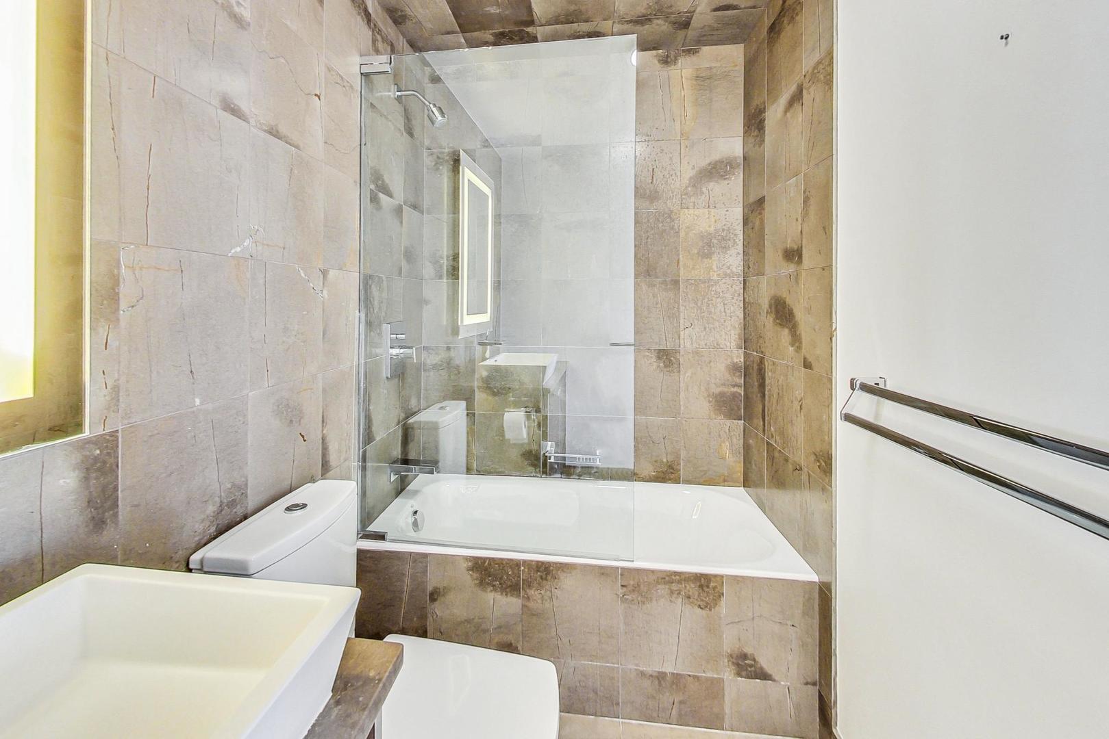2020 N Lincoln Park West Unit: 18G