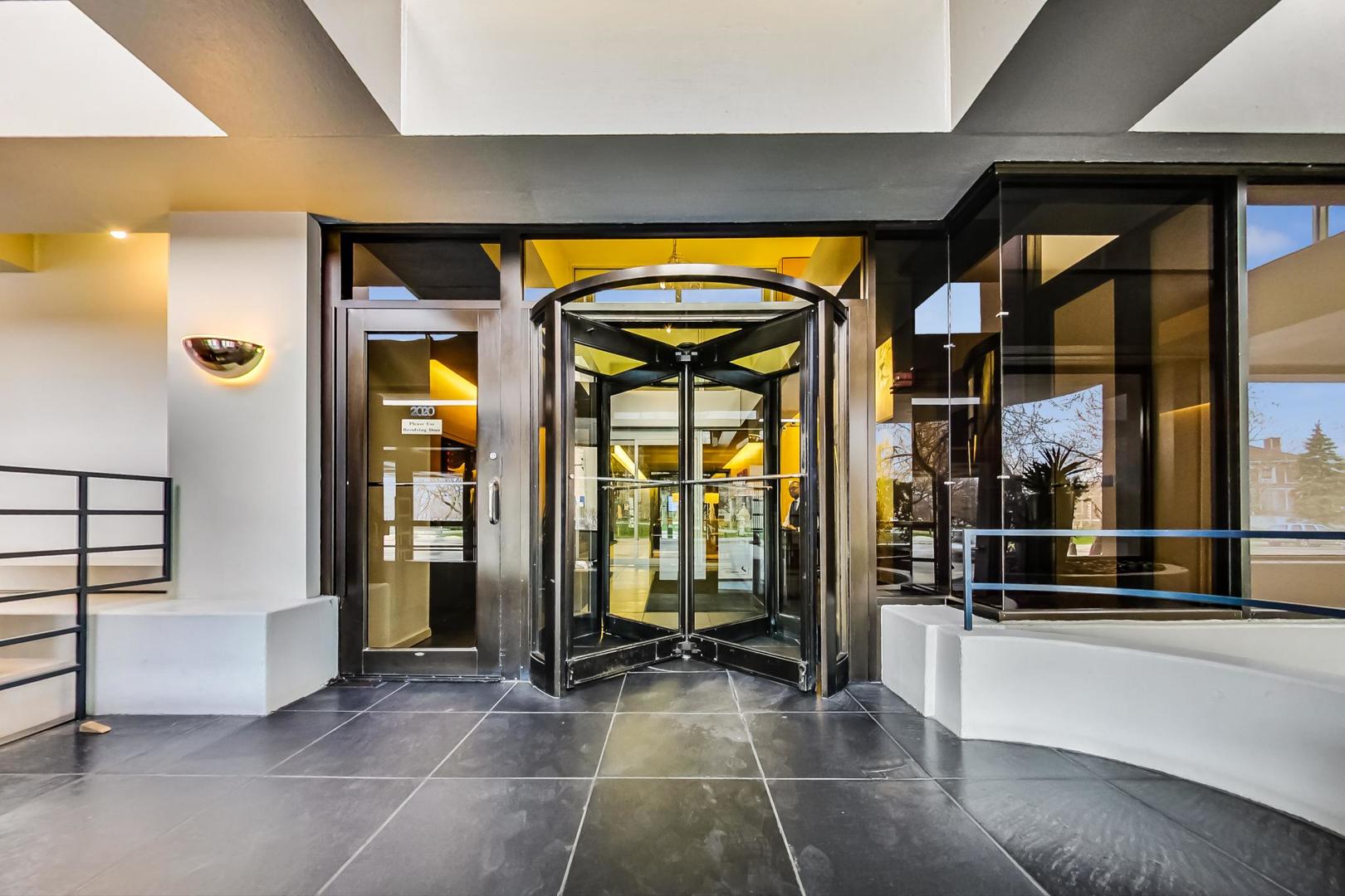 2020 N Lincoln Park West Unit: 18G