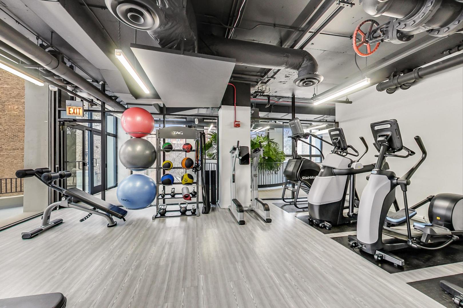 2020 N Lincoln Park West Unit: 18G