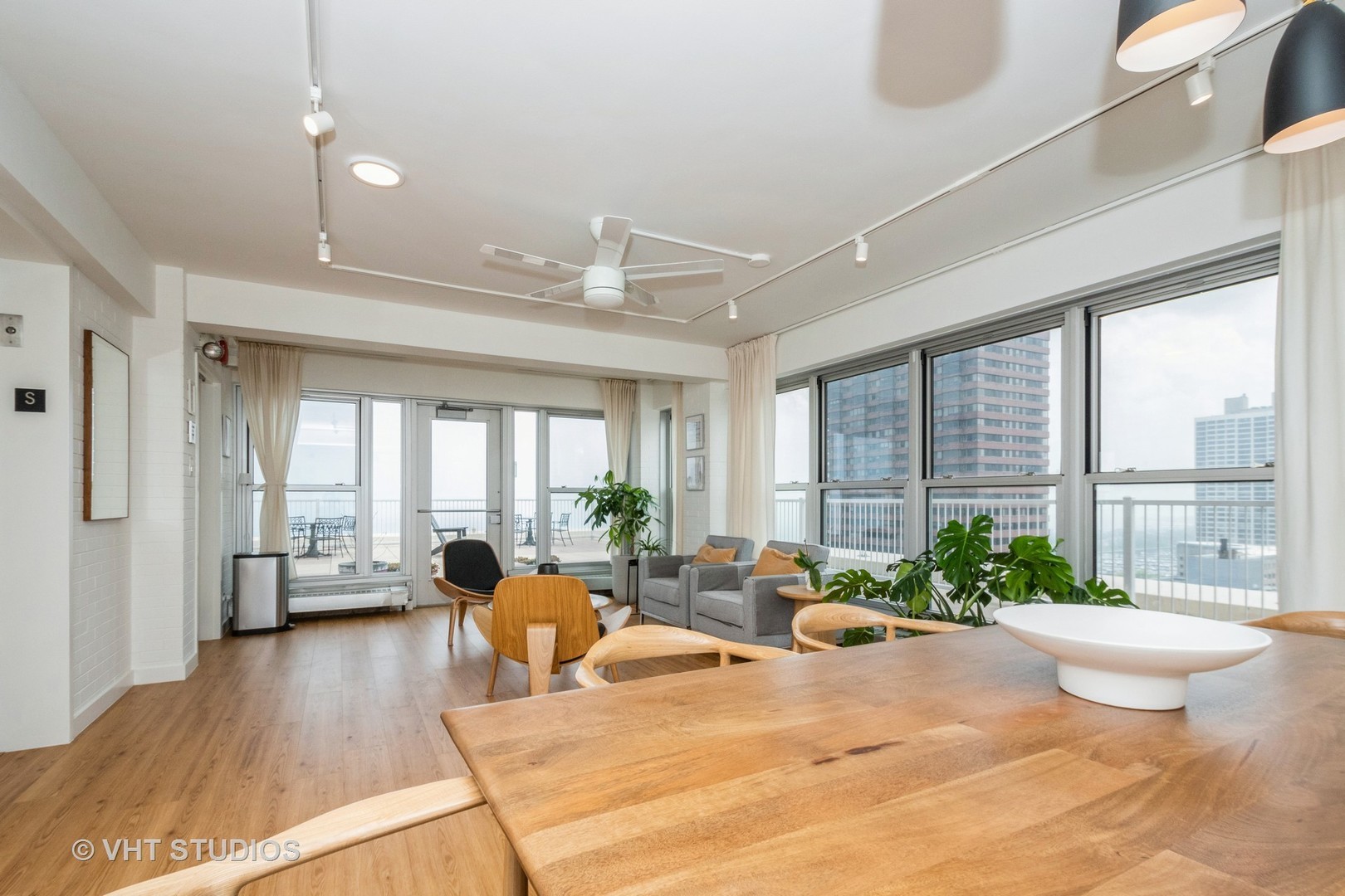 336 W Wellington Avenue Unit: 2502