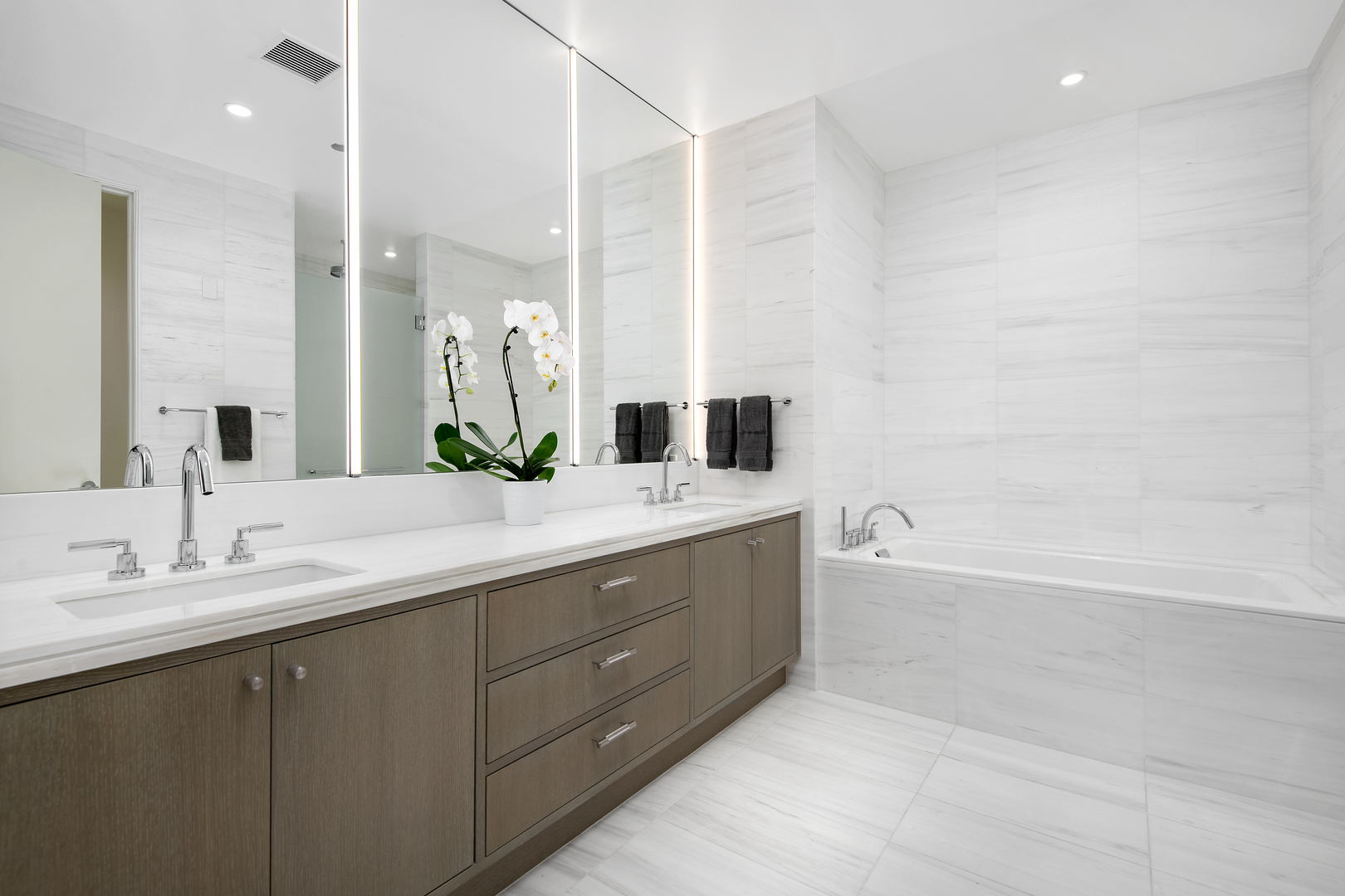 1550 N Clark Street Unit: 304