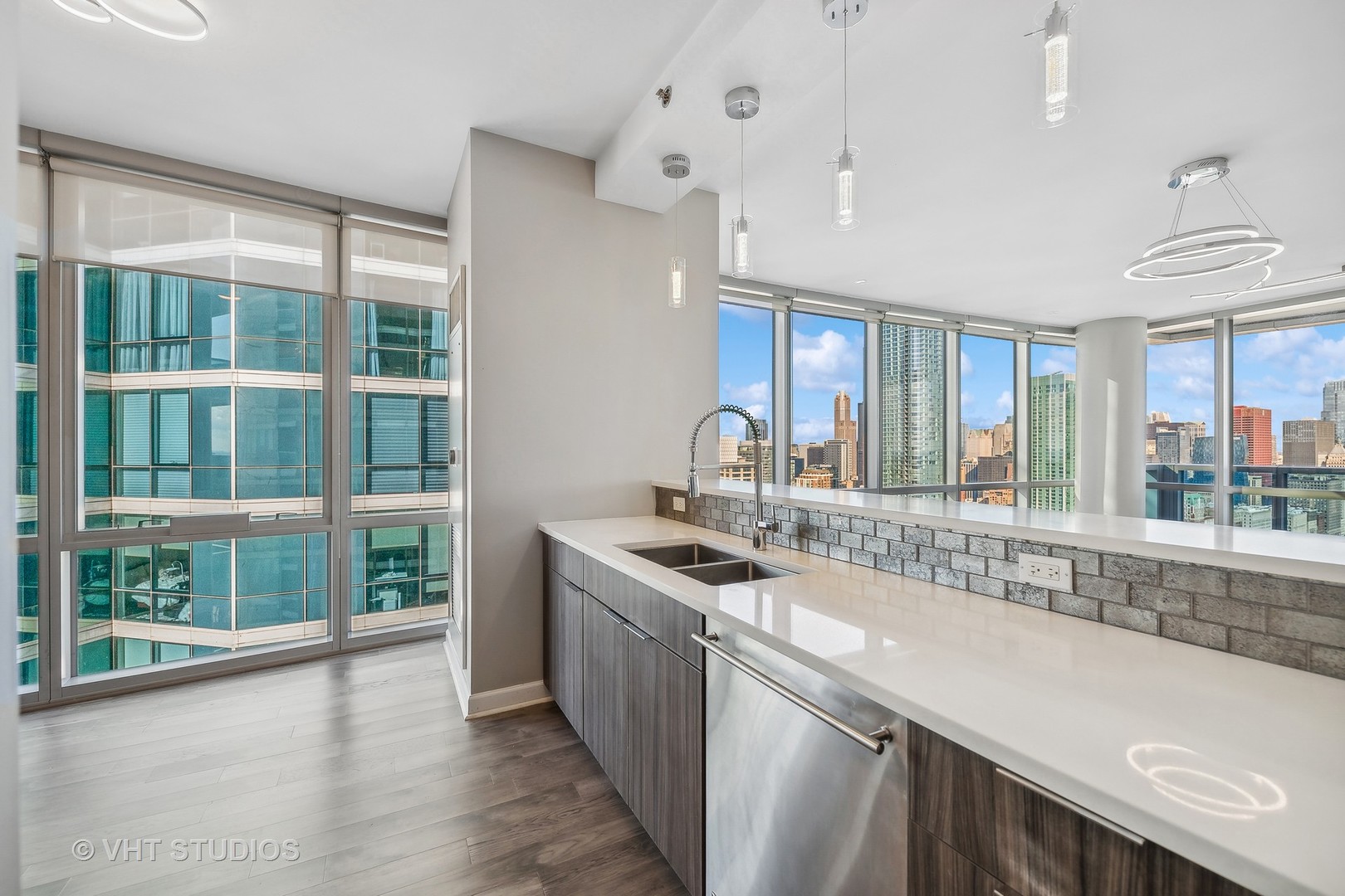 1211 S Prairie Avenue Unit: 3906