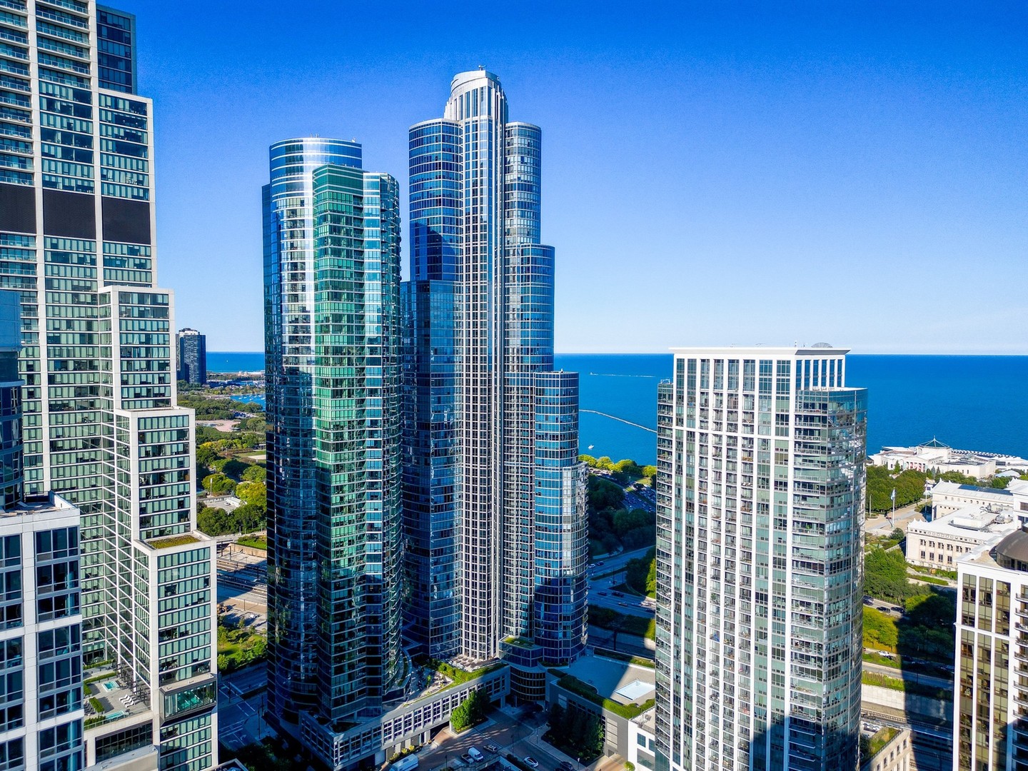 1211 S Prairie Avenue Unit: 3906