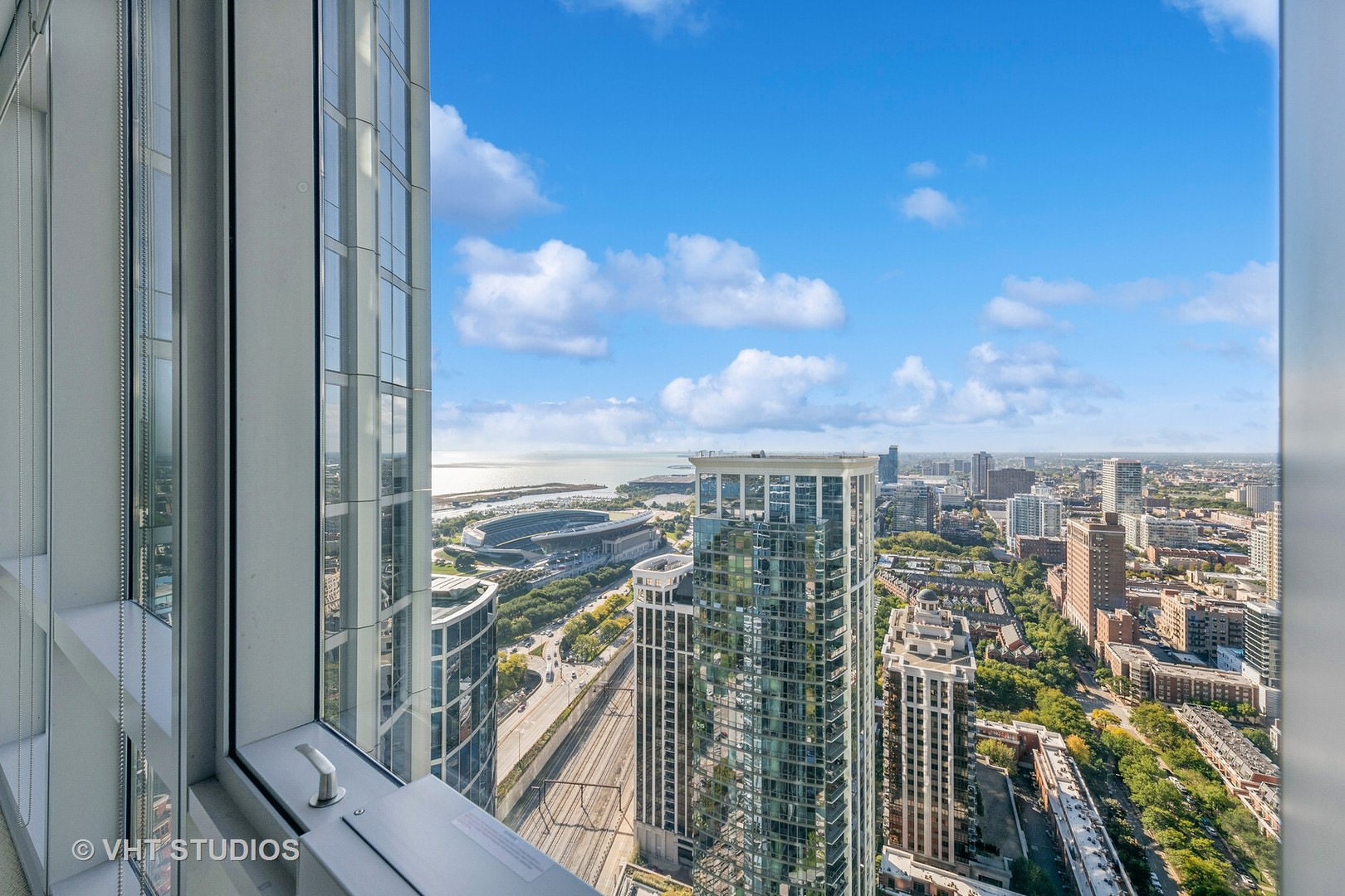 1211 S Prairie Avenue Unit: 3906