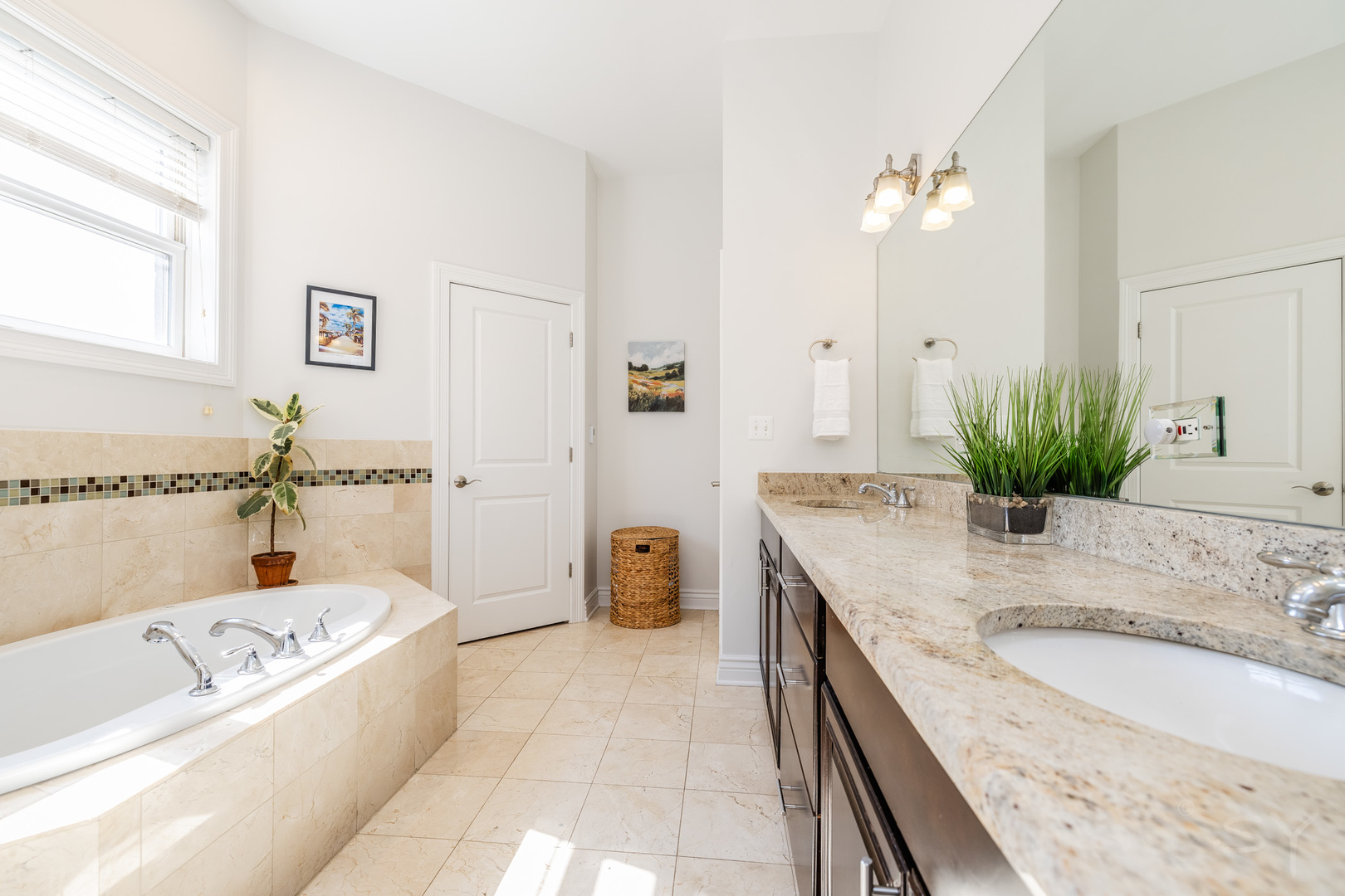 1947 W Fletcher Street Unit: PH