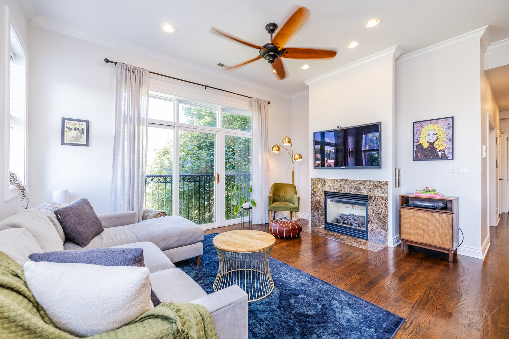 1947 W Fletcher Street Unit: PH