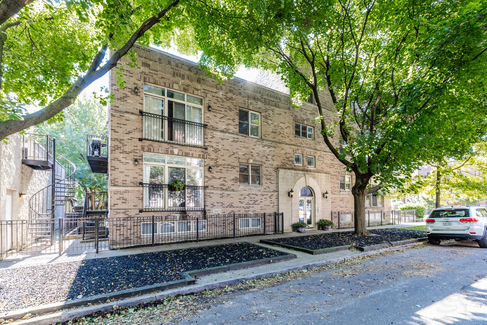 1947 W Fletcher Street Unit: PH