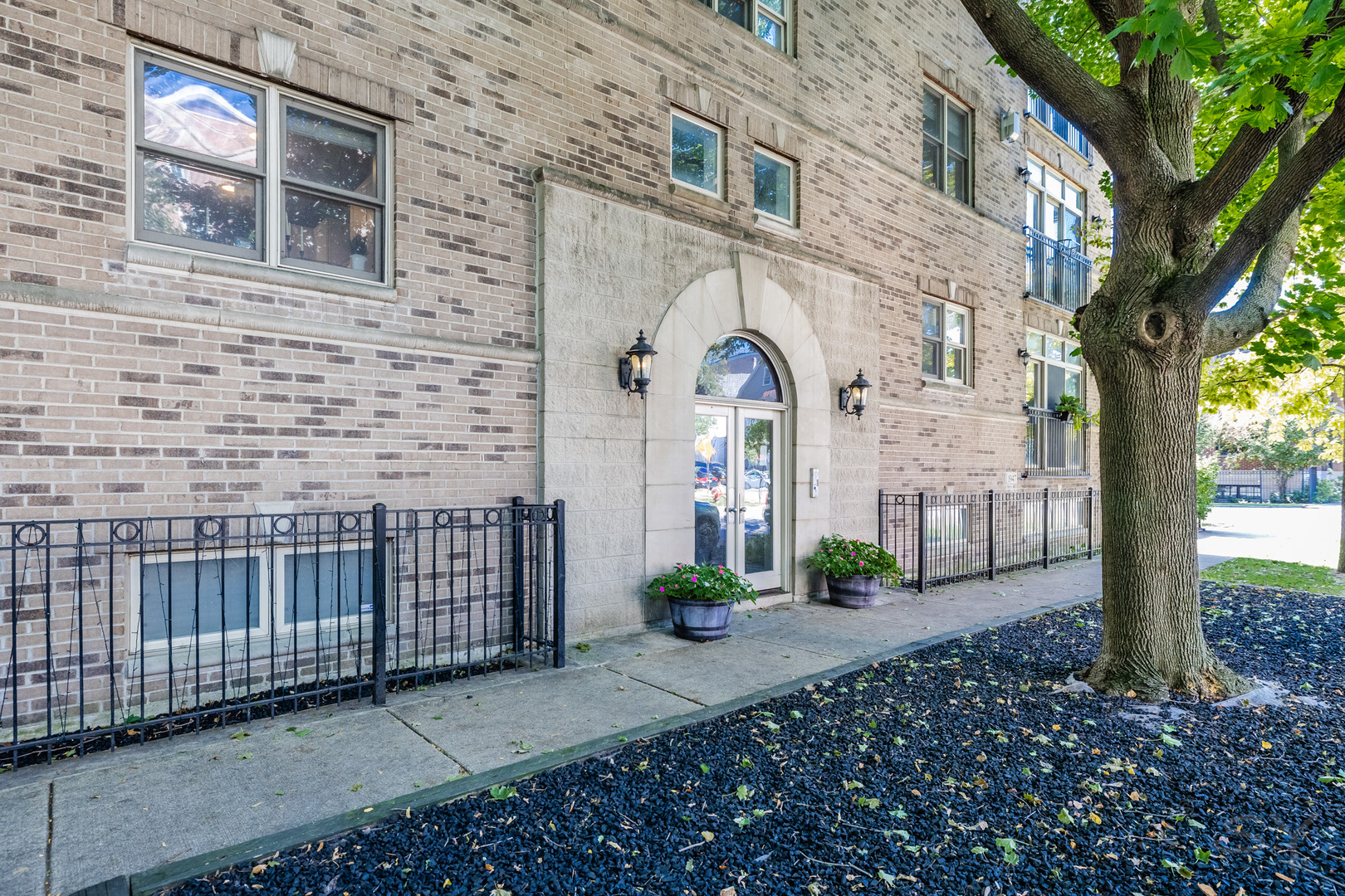 1947 W Fletcher Street Unit: PH