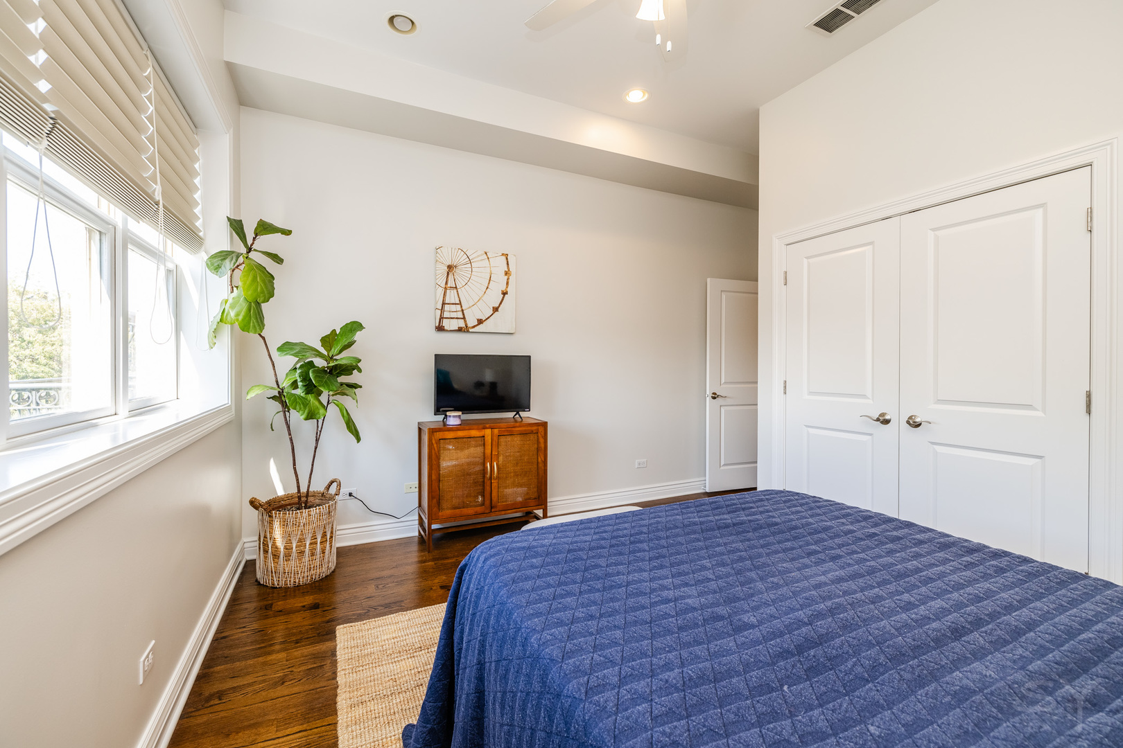 1947 W Fletcher Street Unit: PH