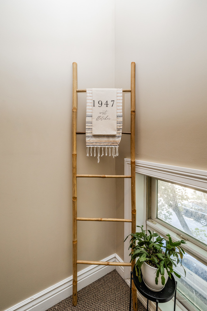 1947 W Fletcher Street Unit: PH