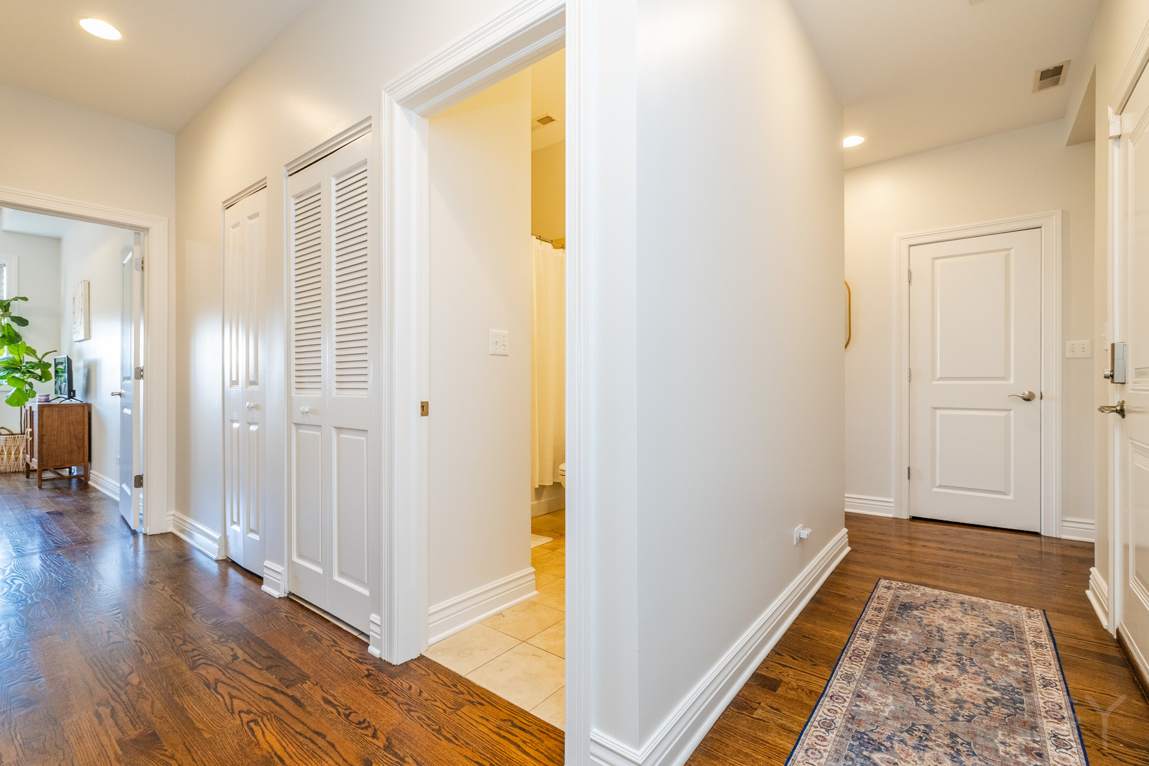1947 W Fletcher Street Unit: PH