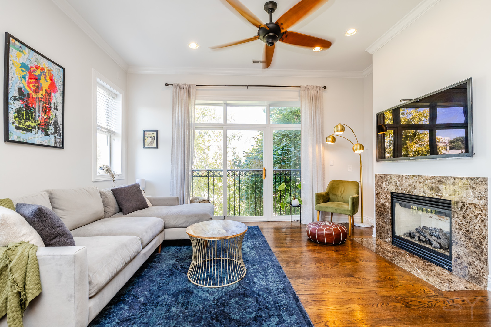1947 W Fletcher Street Unit: PH
