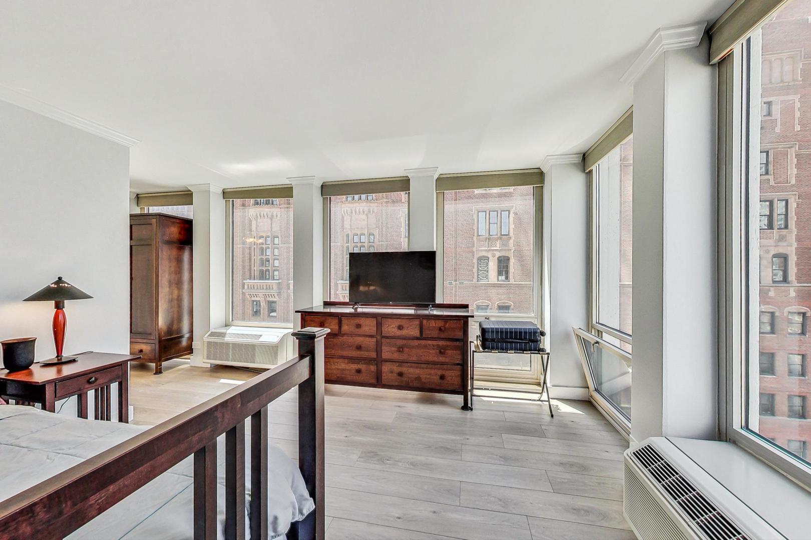 111 E Chestnut Street Unit: 15K