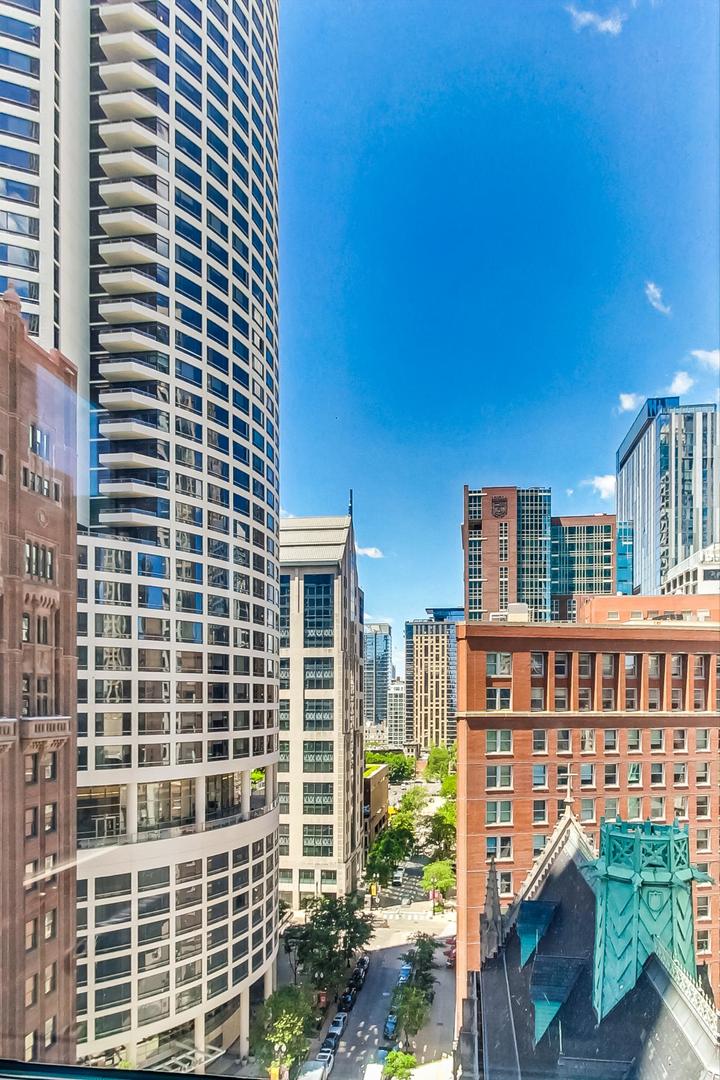 111 E Chestnut Street Unit: 15K