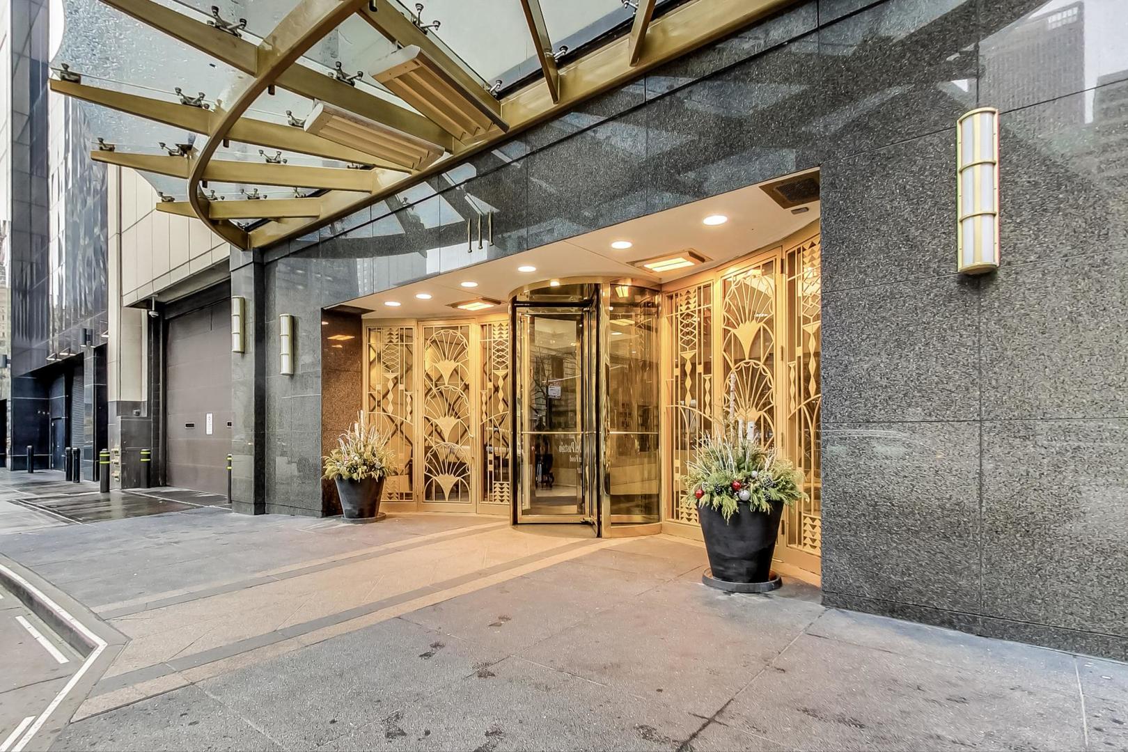 111 E Chestnut Street Unit: 15K