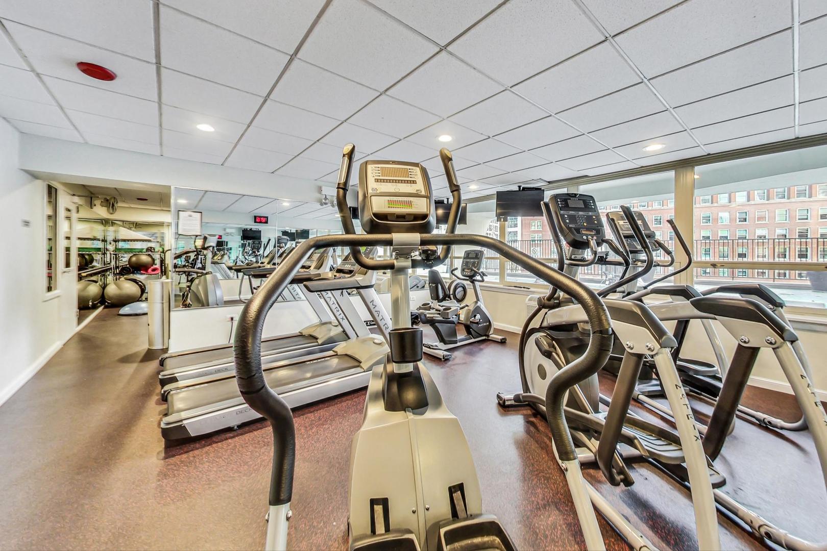 111 E Chestnut Street Unit: 15K