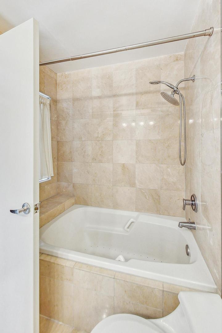 111 E Chestnut Street Unit: 15K