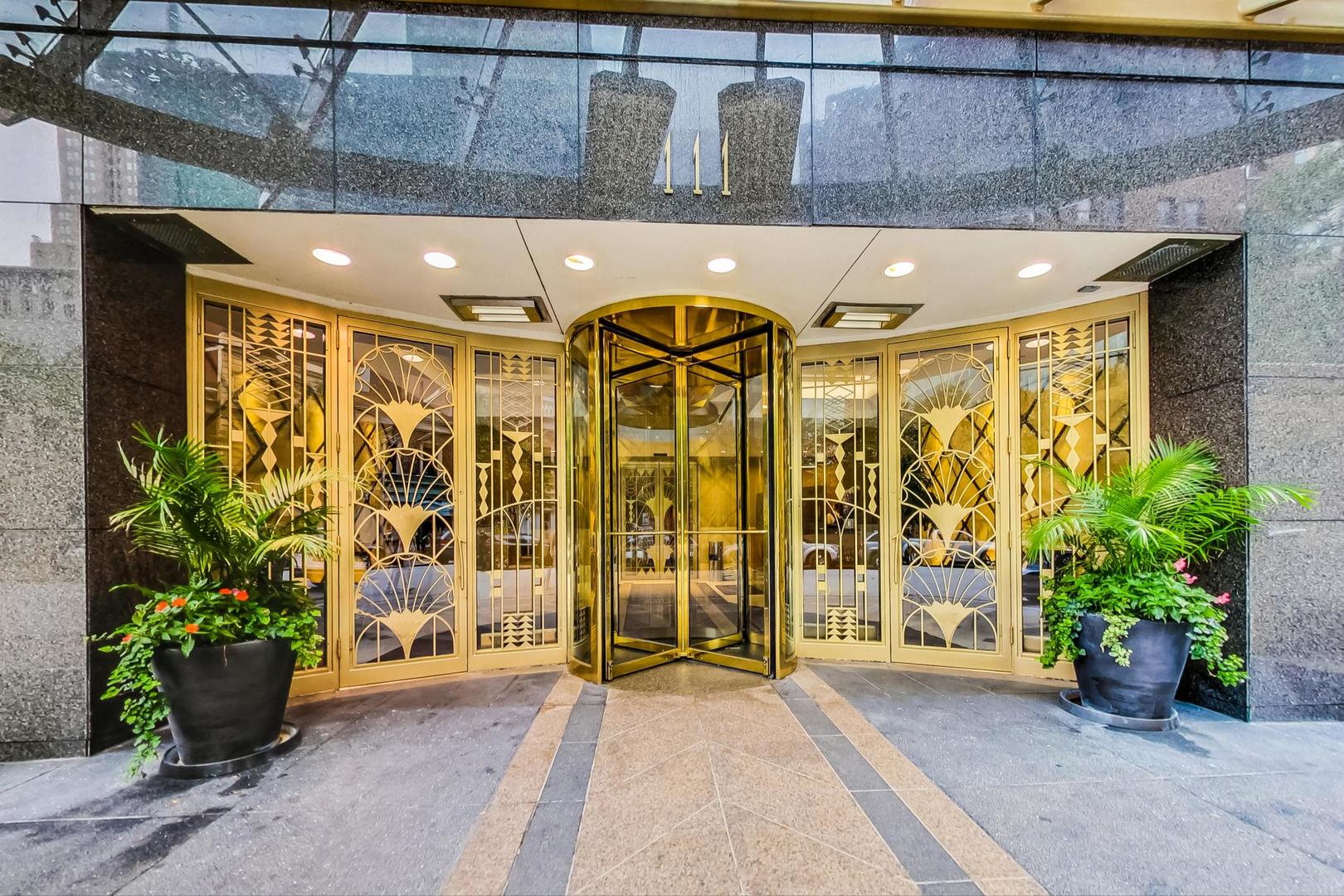 111 E Chestnut Street Unit: 15K