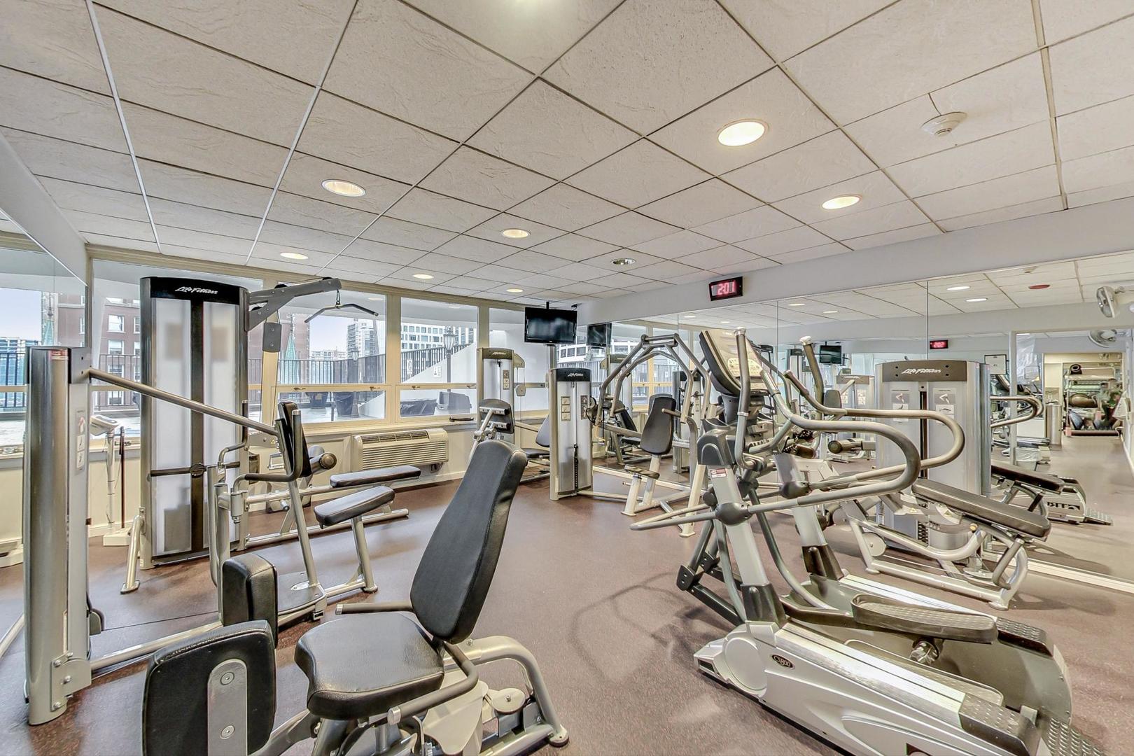 111 E Chestnut Street Unit: 15K