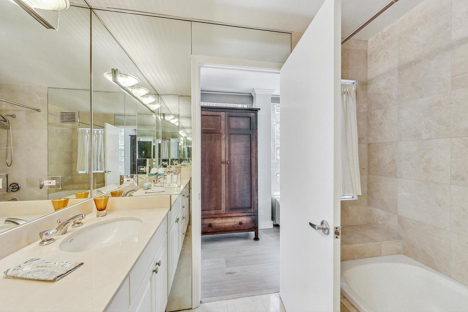111 E Chestnut Street Unit: 15K
