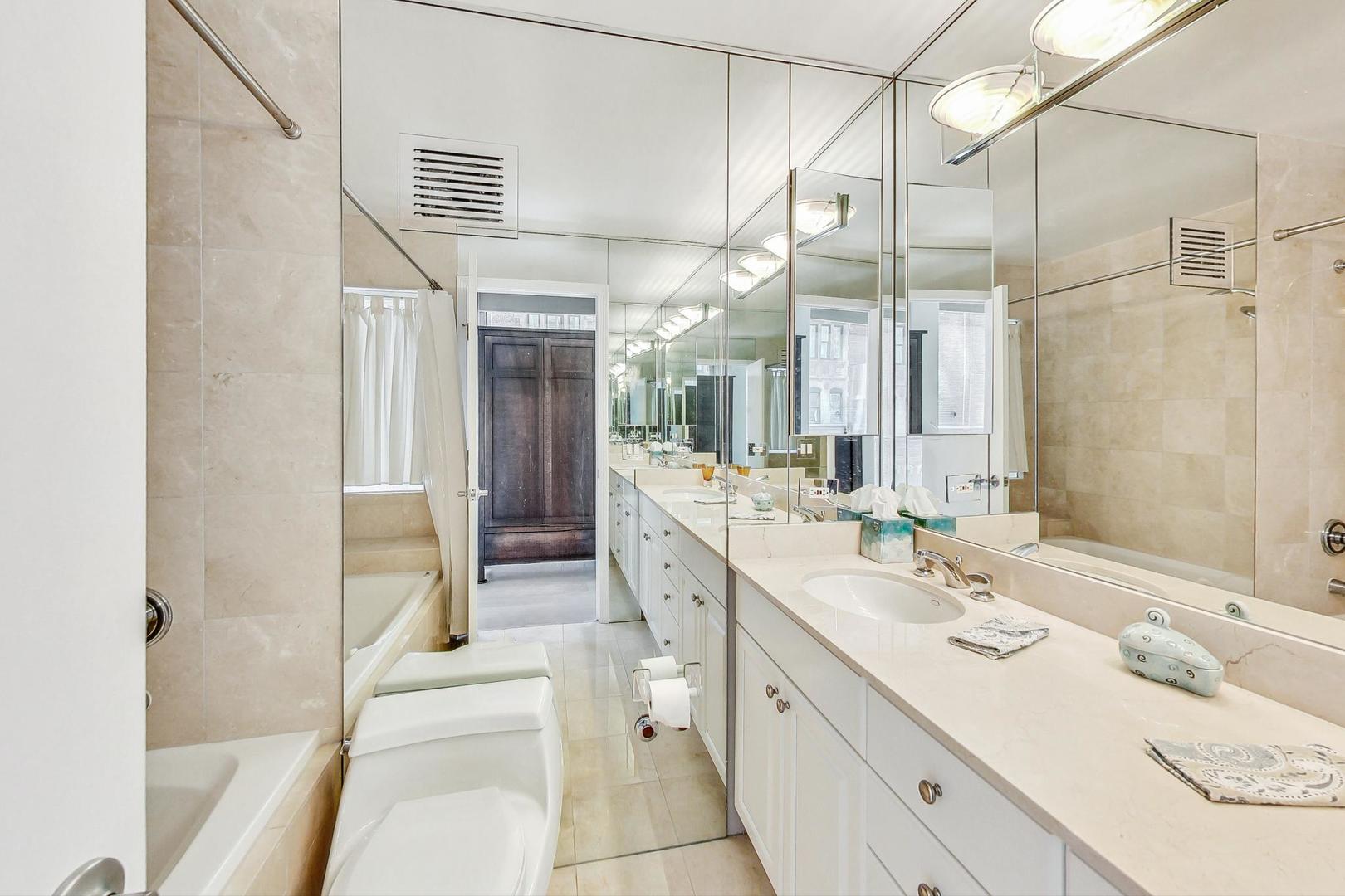 111 E Chestnut Street Unit: 15K