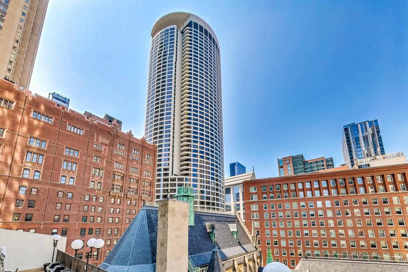111 E Chestnut Street Unit: 15K