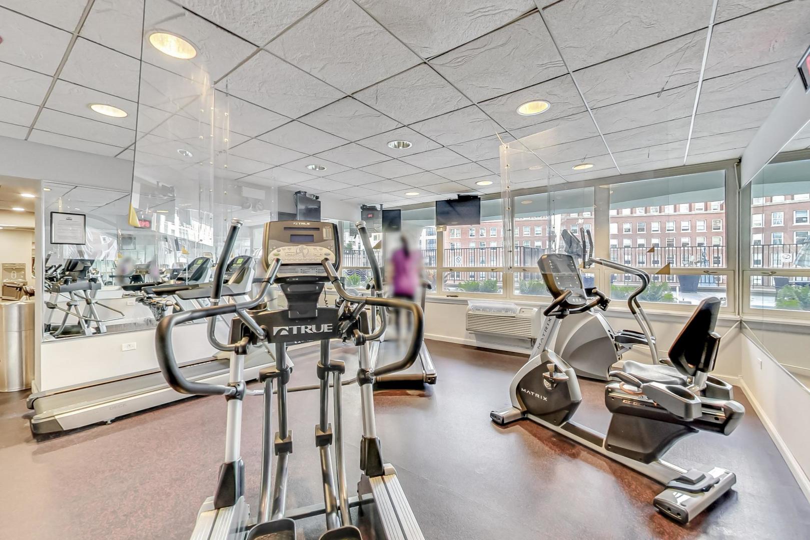 111 E Chestnut Street Unit: 15K