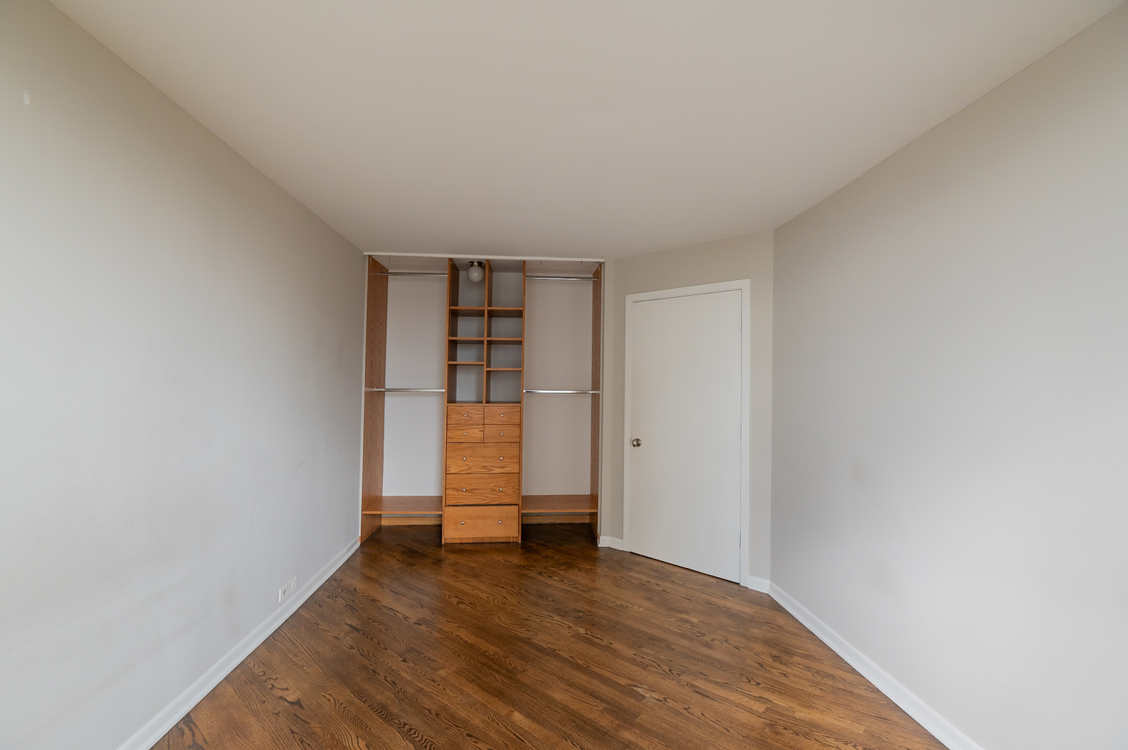 2020 N Lincoln Park West Unit: 18J