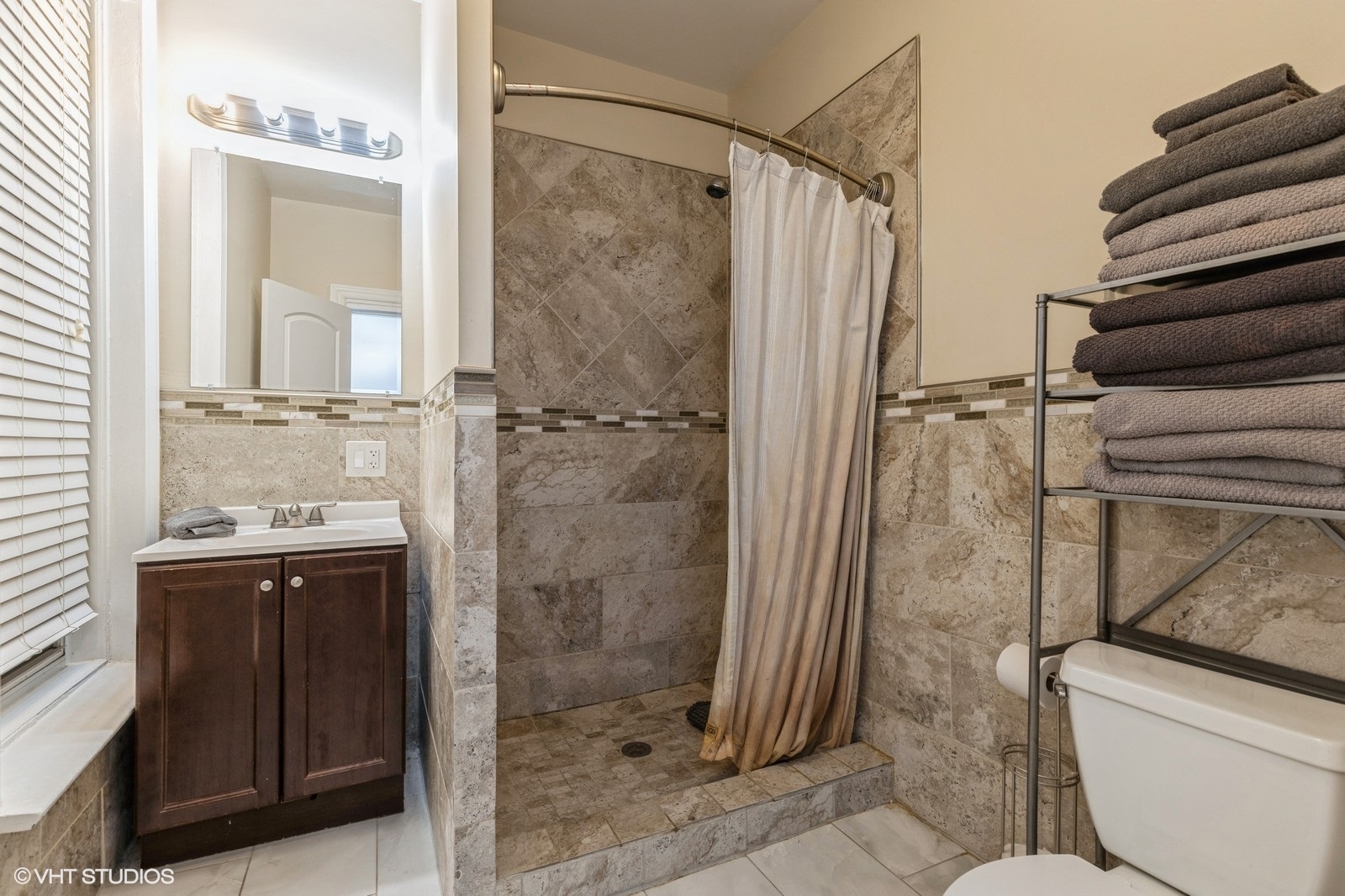 950 W Addison Street Unit: 2