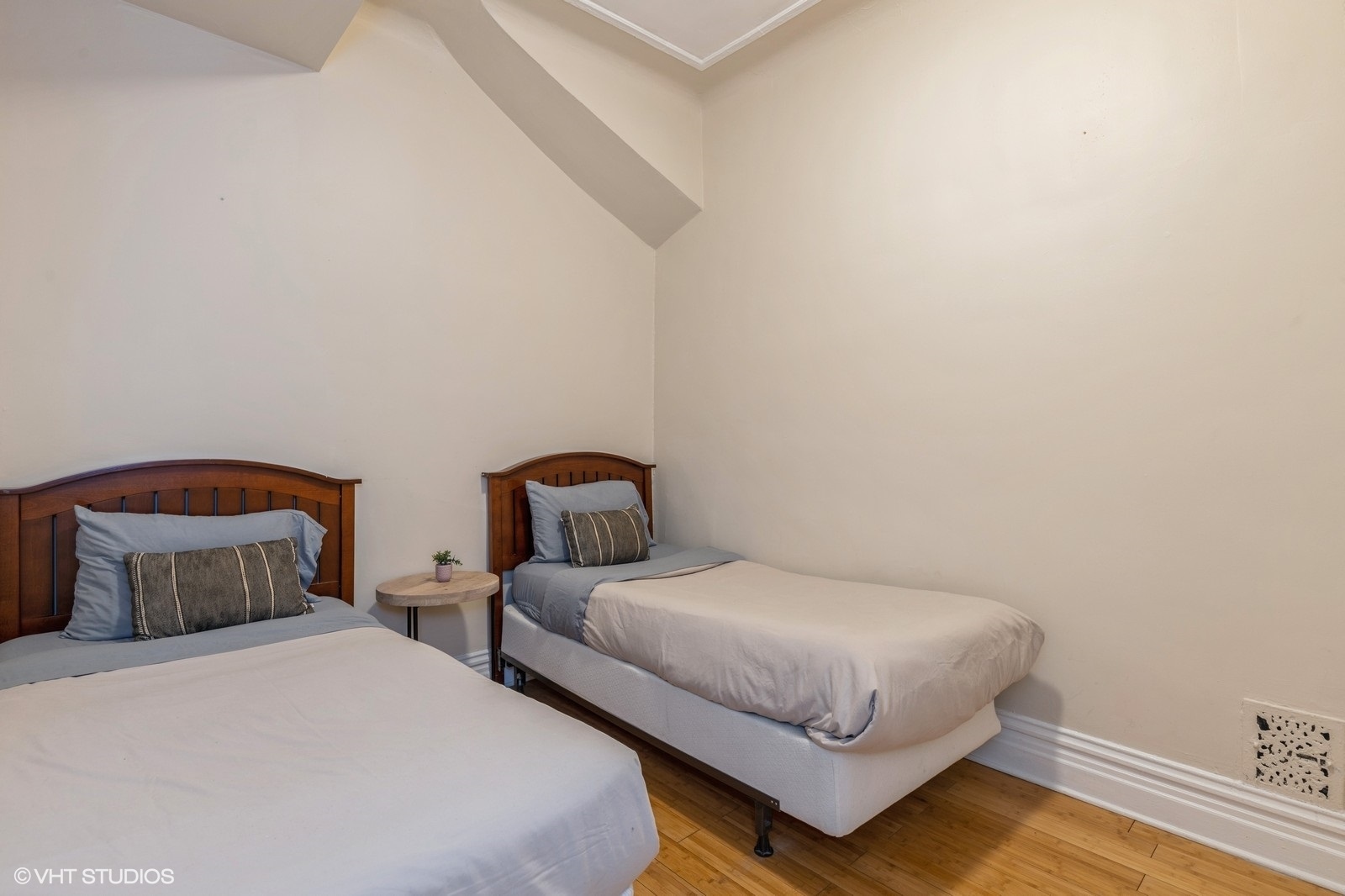 950 W Addison Street Unit: 2