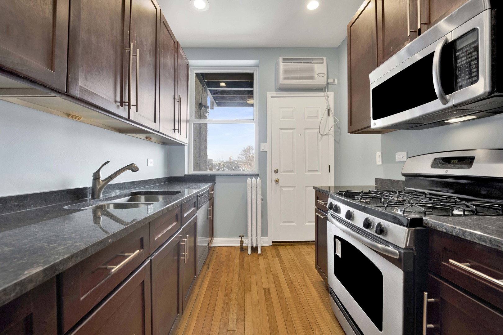 847 W Belle Plaine Avenue Unit: 2N