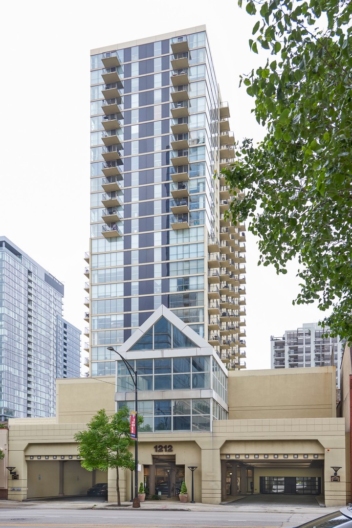1212 N LASALLE Street Unit: 1002