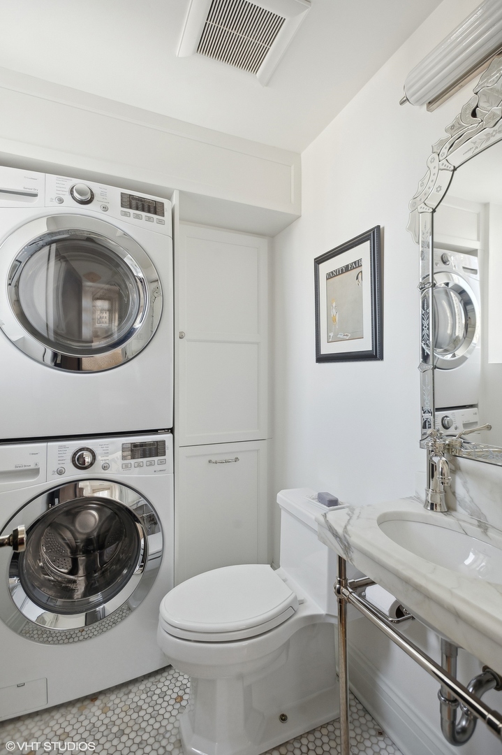 222 E Chestnut Street Unit: 14A
