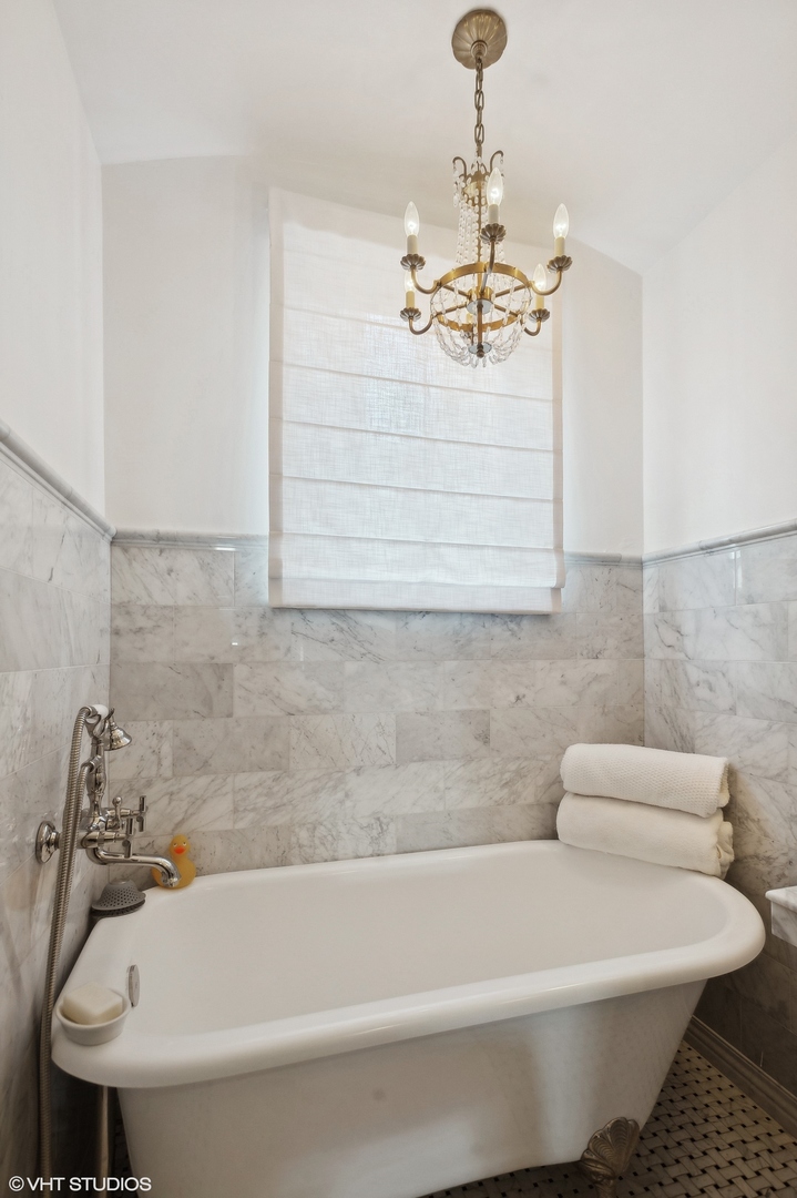 222 E Chestnut Street Unit: 14A