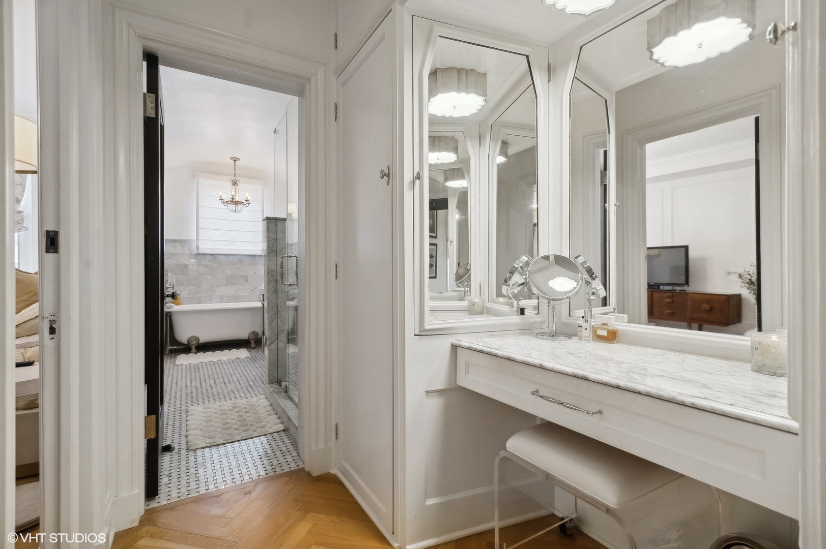 222 E Chestnut Street Unit: 14A
