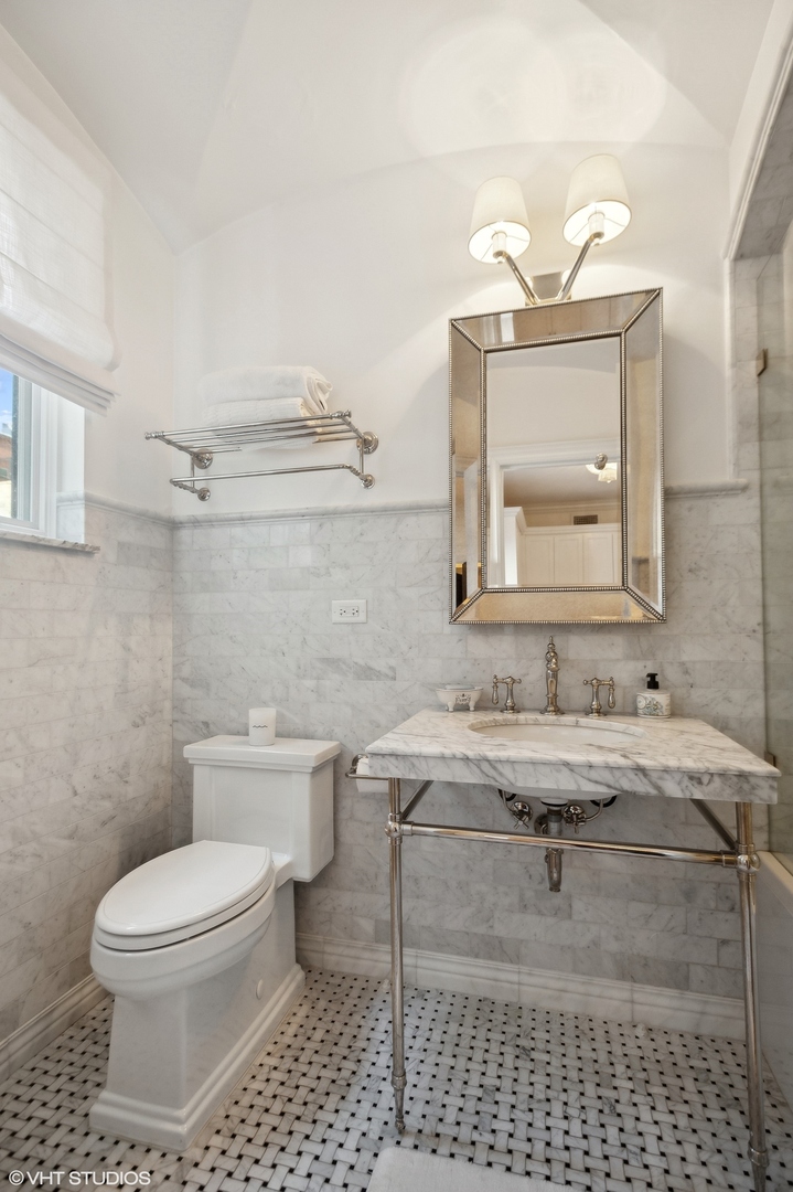 222 E Chestnut Street Unit: 14A