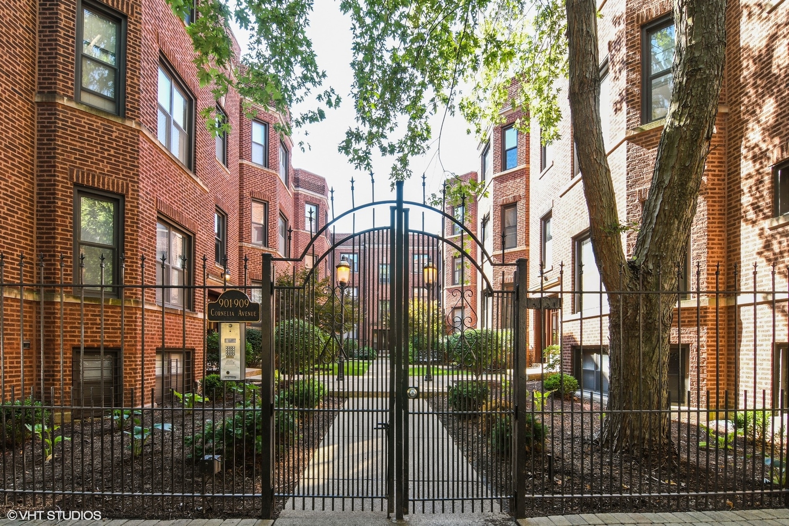 901 W Cornelia Avenue Unit: 3S