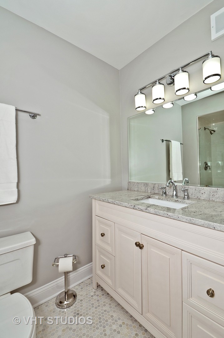 1651 N DAYTON Street Unit: 301